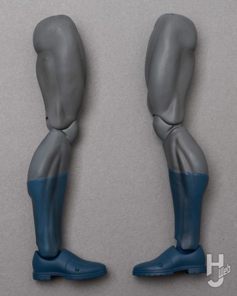 ブルース・ウェインの可動フィギュアの足パーツの画像