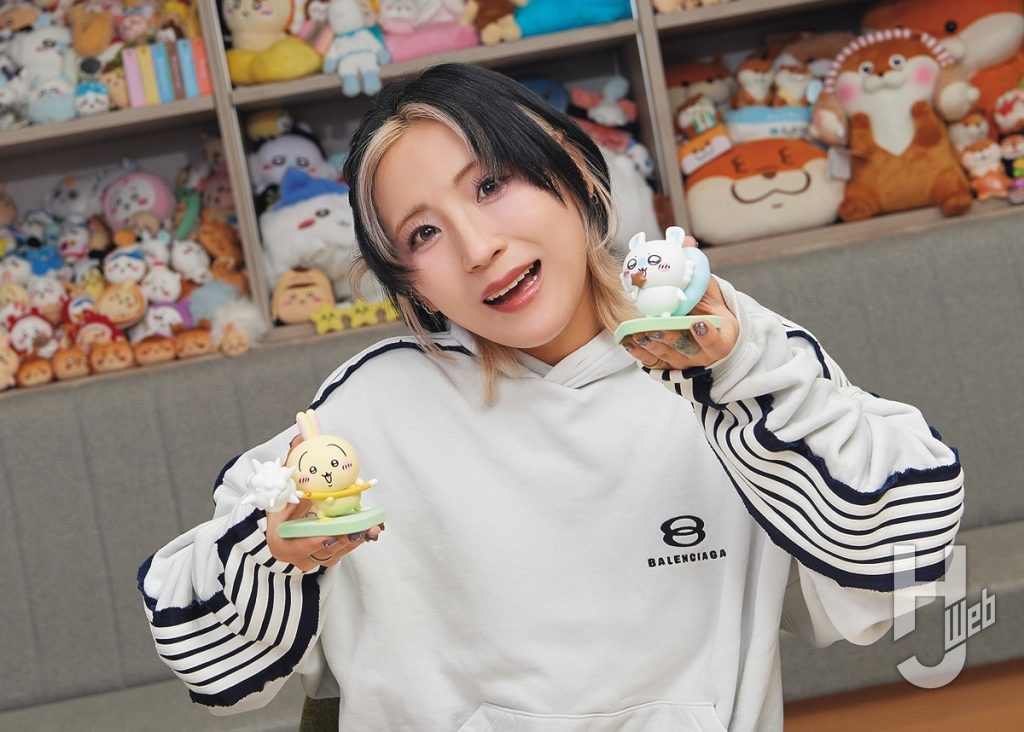 ちいかわ GPSBOXのうさぎとモモンガのフィギュアを持つつんこの画像