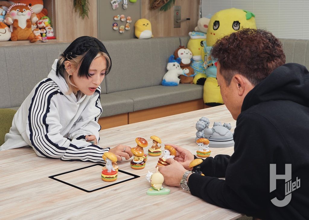 コレクションフィギュア全種類を眺める画像