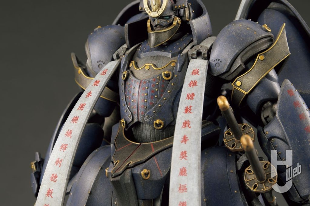 本体の基本塗装では焼鉄色を下地として、ごく薄くティターンズブルー2、ベギルペンデ バイオレットと重ねて濃紺の金属表面色としている
