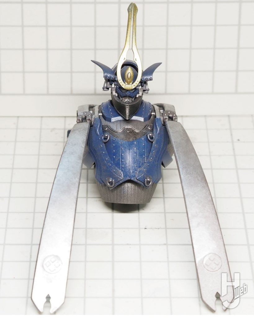 ごく薄くティターンズブルー2、ベギルペンデ バイオレットと重ねて濃紺の金属表面色にしたもの