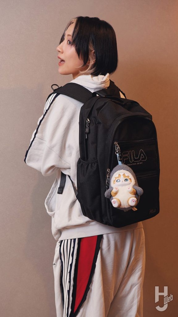 モフサンドのぬいぐるみをリュックにぶら下げている画像