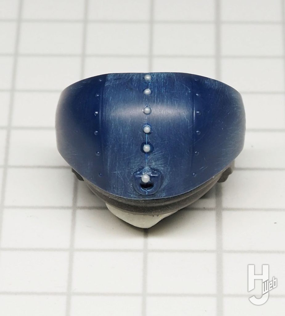 肩にも中央に合わせ目が来るため削ってから再度リベットを取り付け