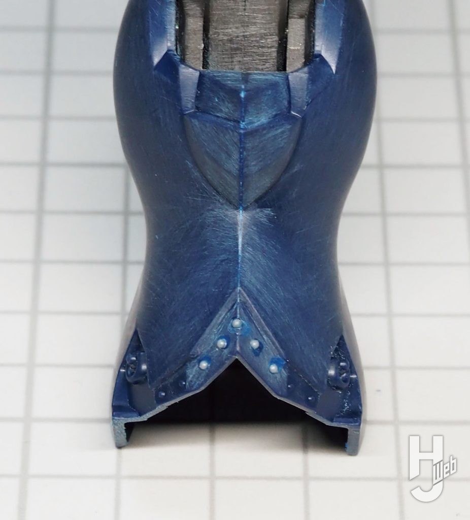 裾にも中央に合わせ目が来るため削ってから再度リベットを取り付け。リベットのサイズの違いをアクセントとして活用した