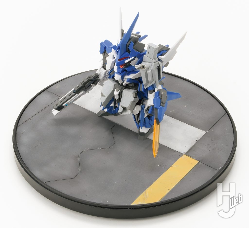 スクラッチでパーツを作ったイクスクレアと台座の画像