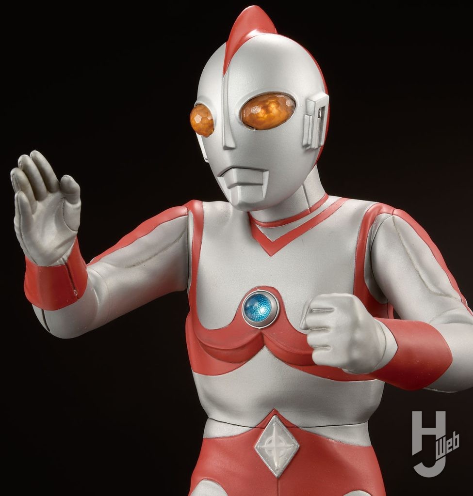 ウルトラマン80
ポージング 頭部と胸部は電飾にも配慮したパーツ構成のため、両目やカラータイマーの点灯も最低限の加工で再現することができる。※電飾に必要な部材、電池は付属しません
