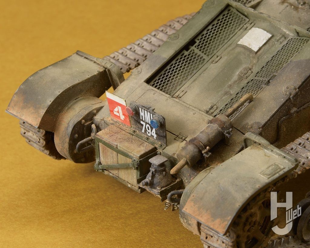 現在、戦車を長い間屋外に放置され激しく塗装が剥がれた状態をチッピングで表現するのが主流ですが、塗装剥がれより泥やホコリで汚したほうが私は好きです