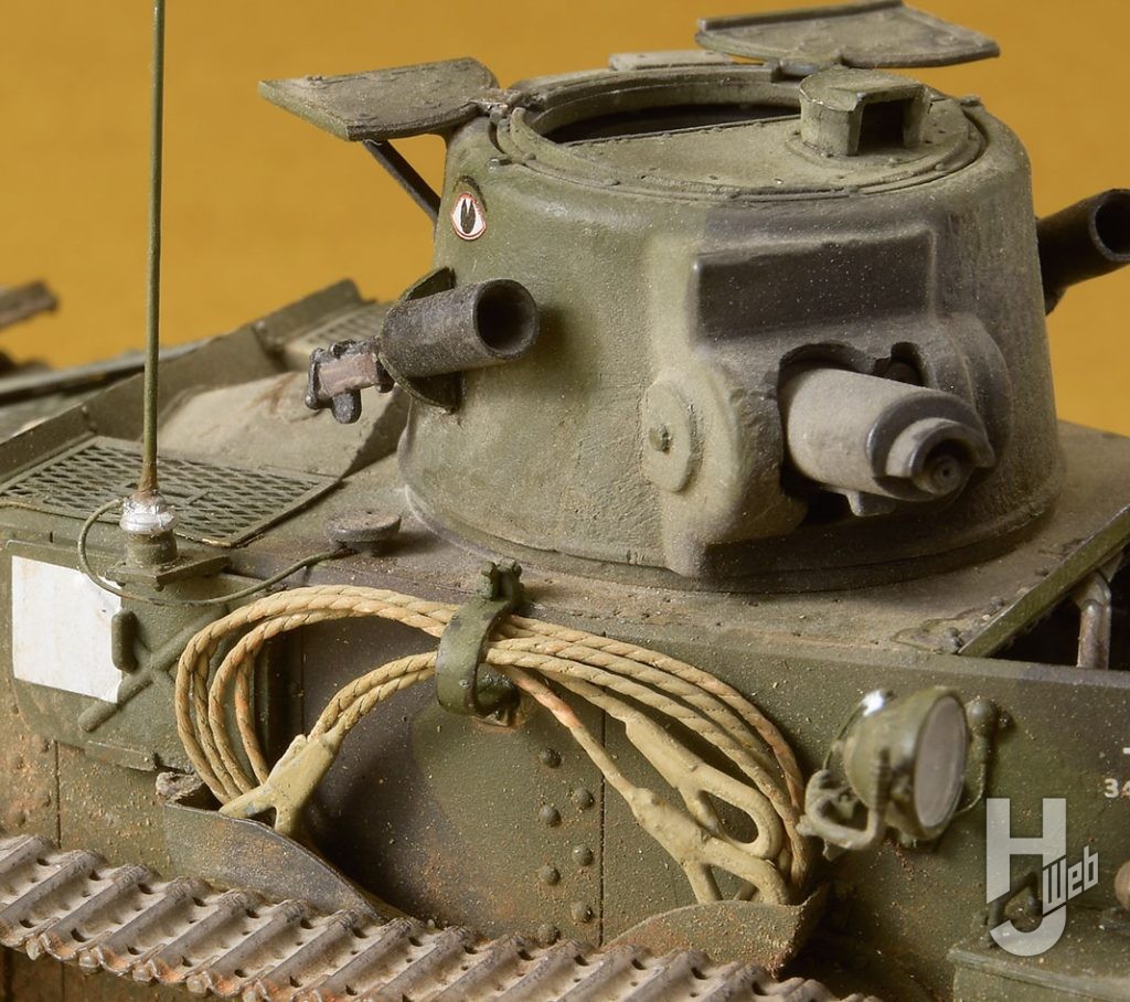 砲塔のすぐ傍に付くB10はベンチレータのようで少し浮かせて接着すること。一部の写真ではここにアンテナのコードを引き込んでいたので再現した