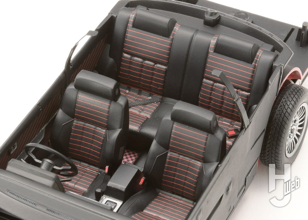 内部の座席は前後シートにシートベルトを追加