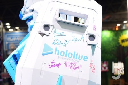 ガンプラ塗装例やコラボ商品アイテムが参考展示！「ガンダム」×「ホロライブプロダクション」コラボ展示フォトレポート【hololive SUPER EXPO 2026】