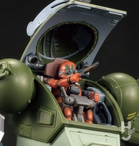 付属のアクションフィギュアはATの操縦席に搭乗できる