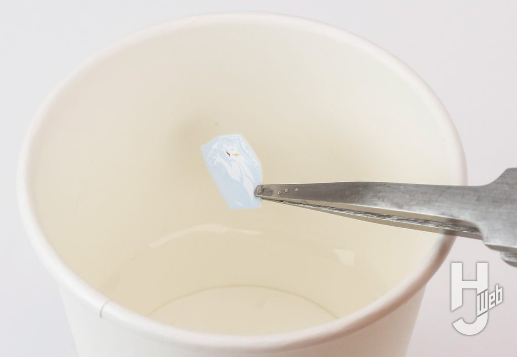 デカール　狼マーク貼り付け　水につける