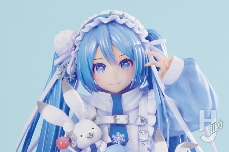 「雪ミク スカイタウン」のオープン10周年を記念して描かれたキュートな雪ミクがフィギュア化！パール＆グラデーション塗装でツインテールを華やかに演出