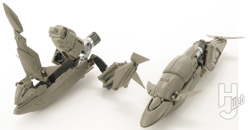 「AMAKUNI超機神 ジェネシックガオガイガー」ブロウクンガオー（左）　プロテクトガオー（右）変形過程