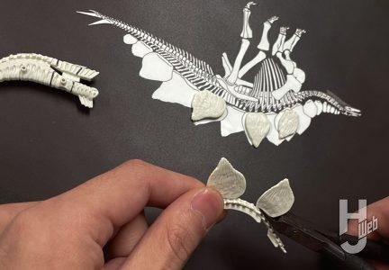 ウラベヒロト製作「ステゴサウルス」製作途中背骨とプレート切り離し