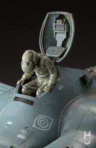 横山宏製作「傭兵軍 反重力装甲戦闘機 G EGG」コックピットオンパイロットフィギュア