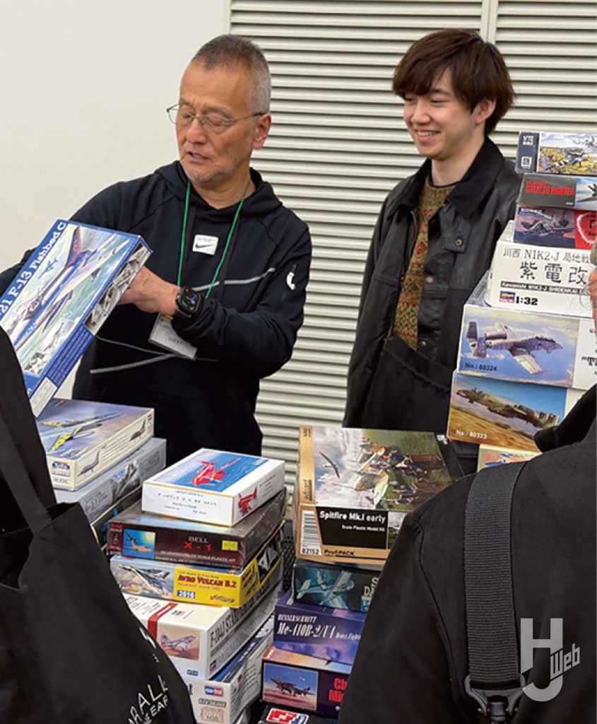 MAX氏所有のキットが大量に持ち込まれたMAX渡辺屋で販売を手伝う横山氏