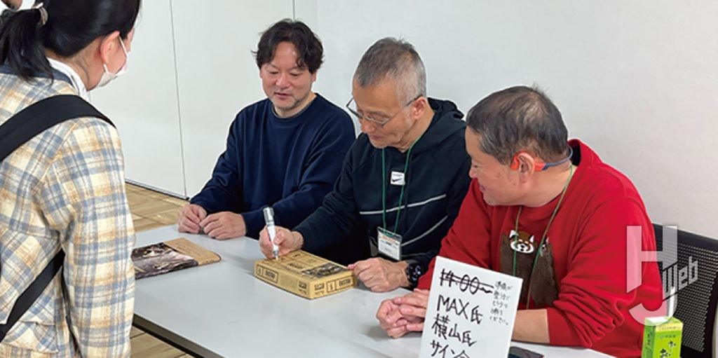 KATOOO、横山宏、MAX渡辺。キットにサイン中