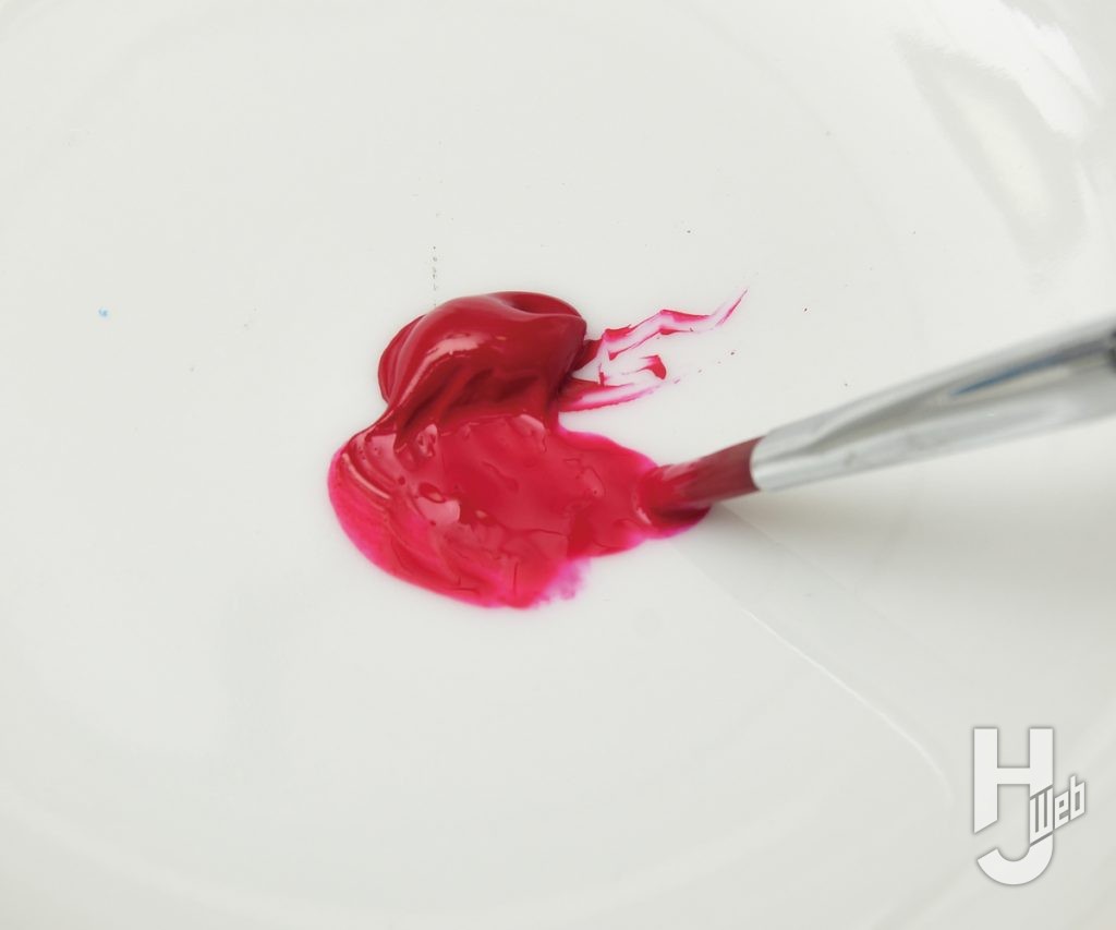 アクリルガッシュを皿に出し、水で希釈している画像