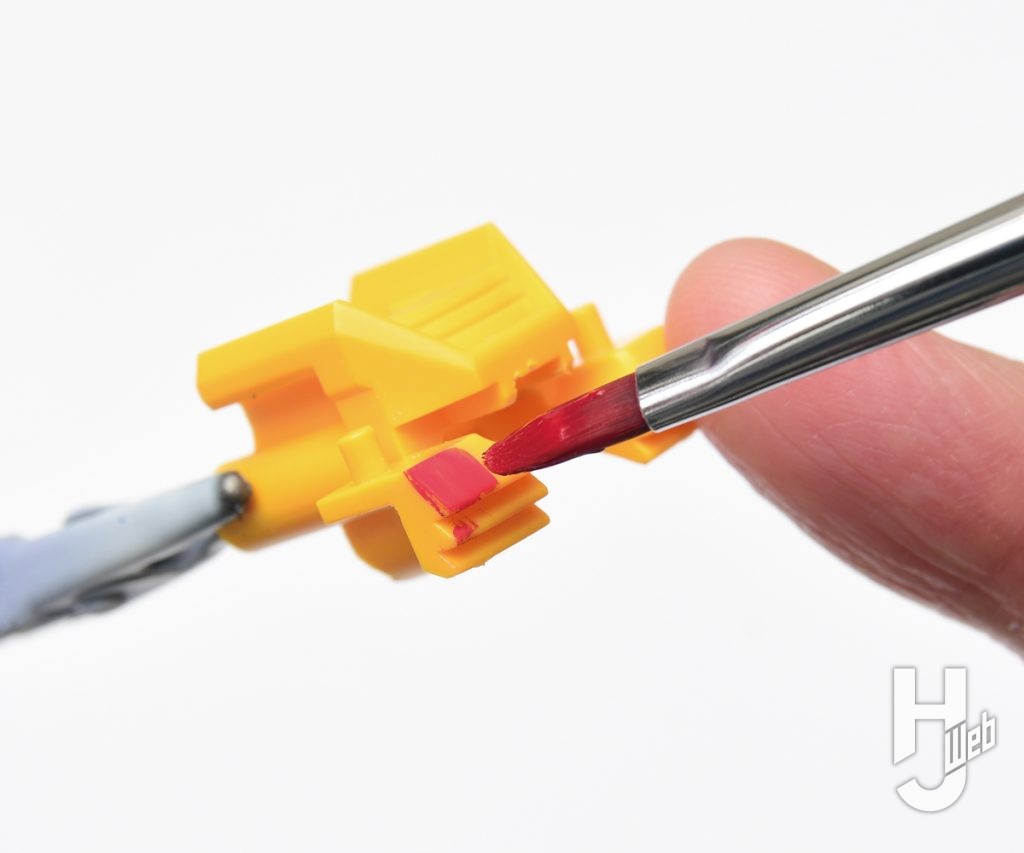 プラモデルのパーツにアクリルガッシュを塗装している画像