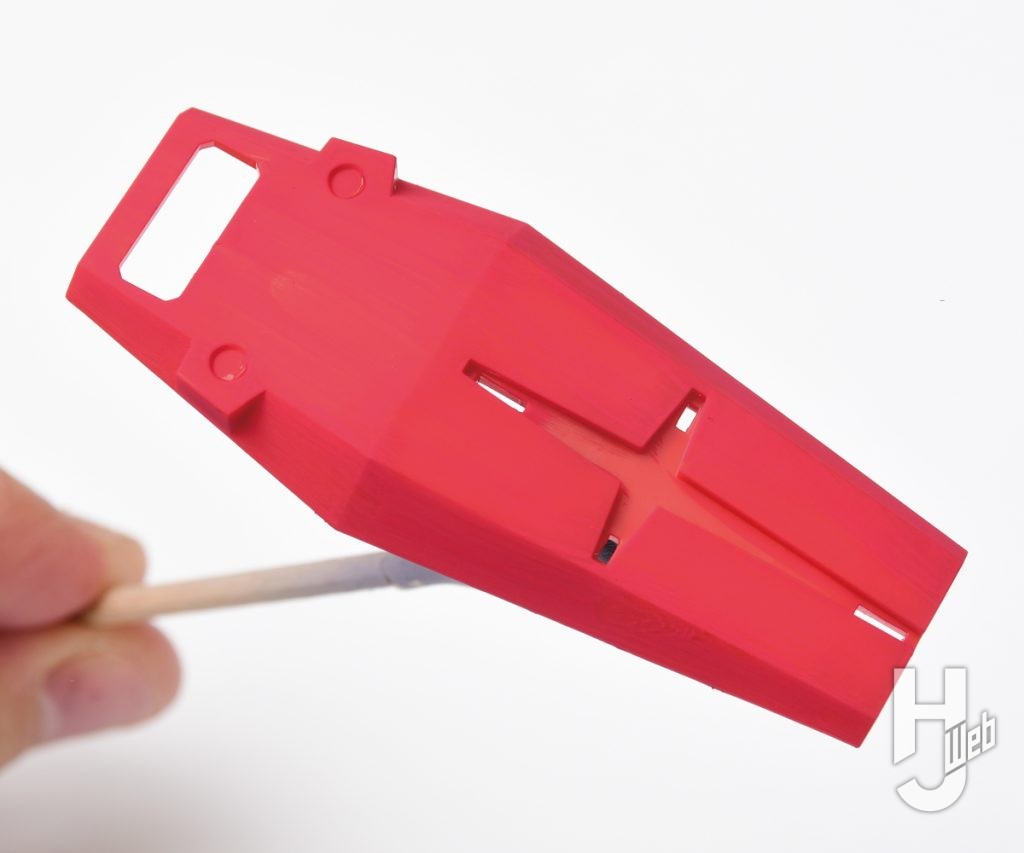 プラモデルのパーツにアクリルガッシュを塗装して乾燥した状態の画像