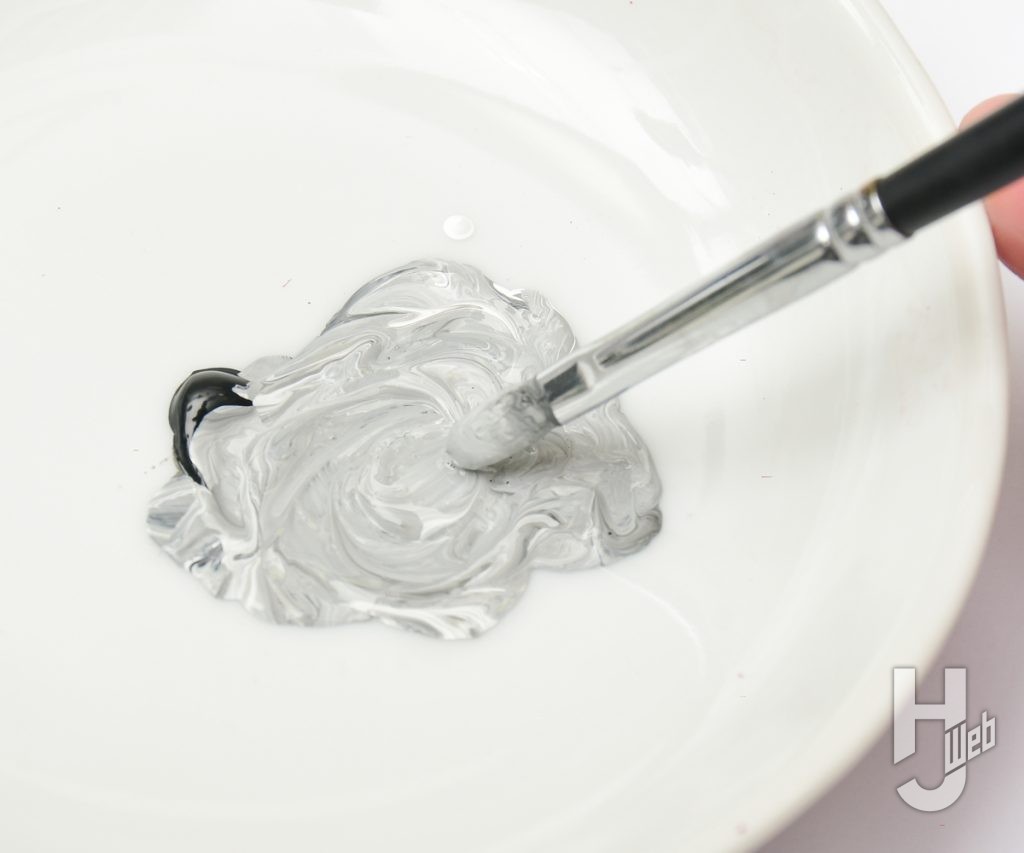 アクリルガッシュを混色してグレーを作っている画像