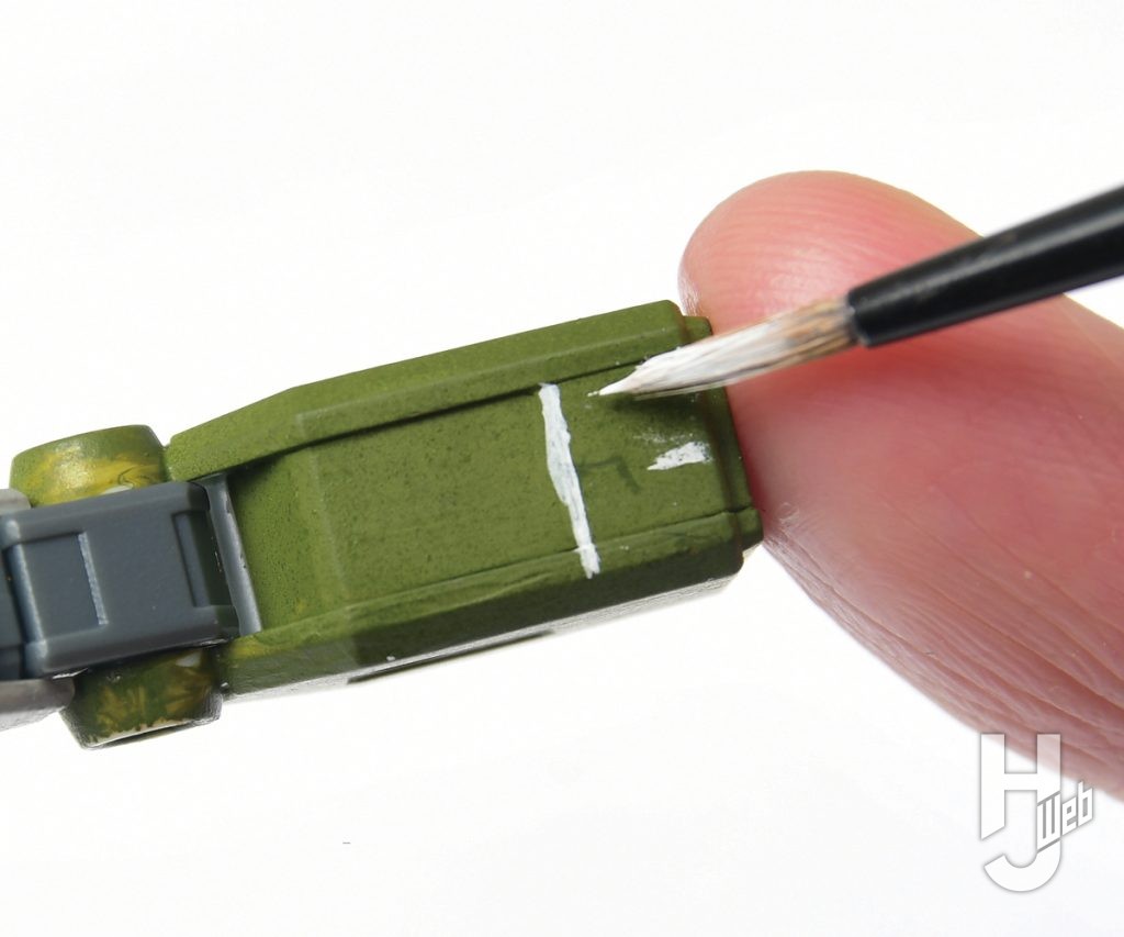 アクリルガッシュで塗装したパーツに上から塗装している画像