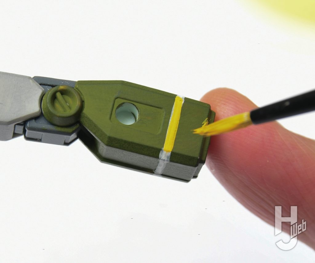 アクリルガッシュで塗装したパーツに上から塗装している画像2枚目