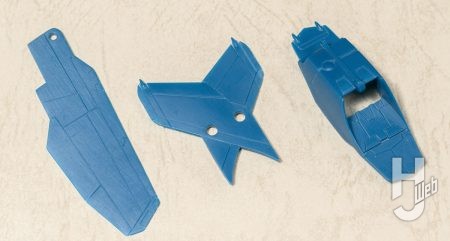 VF-0S フェニックス
製作過程4
各部パネルラインモールドを彫り直し、やや物足りなく感じた箇所はスジ彫りを追加。主翼および垂直尾翼パーツは翼端が薄くなるように削り込んでいる