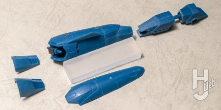 
VF-0S フェニックス
製作過程6
脚部は太モモからヒザにかけての合わせ目を処理。ベントラルフィンは翼端が薄くなるように削り込んでいる