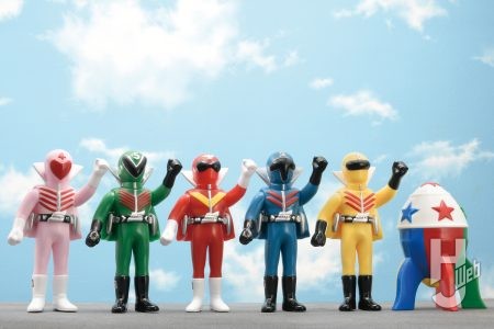 『秘密戦隊ゴレンジャー』の昭和ソフビが復刻!! パッケージまで徹底再現。入手困難となった憧れの商品を復刻する「バイナルアーカイブスプロジェクト」シリーズで「せいぞろい 秘密戦隊ゴレンジャー ハリケーンセット」が登場。