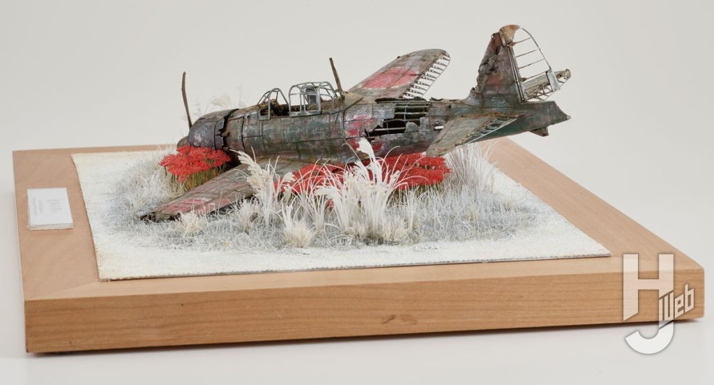 零式艦上戦闘機五二型　全体横
ディオラマベースがきれいに収まるよう、日本の山桜から製作した額縁を作り、作品のネームプレートを添えている