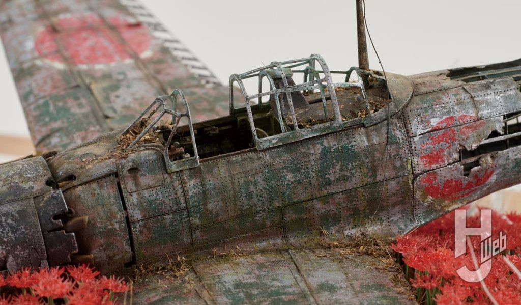胴体のウェザリングも、飛行機模型でもAFV模型でもない、まさにたたずんだまま土に帰ろうとする機体の塗装、素材、錆の表現がすべて高い次元で表現されている