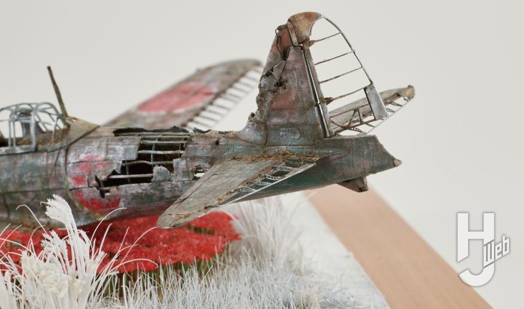 尾翼などは内部の構造体を真鍮線で製作し、キットに合わせることによって、機体の角から年月を追うごとに朽ちていく様子を工作でも表現している