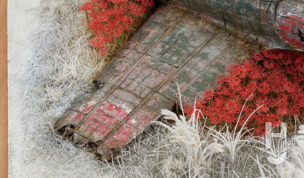 不時着時に失った主翼左端は、パネルラインに沿って切り離し、内側から外装が薄く見えるように削りつつ、フチもランダムに削ってちぎれた表現としている