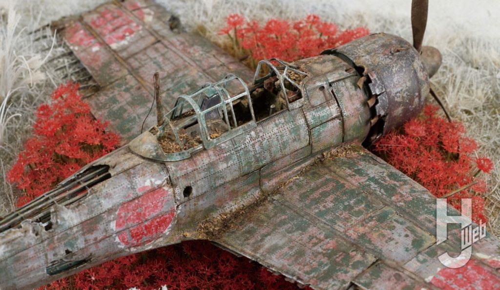 機体には、薄く削ったり、一部を切り離して外板を加工した他、明らかに被弾して開口したであろう穴を開けている
