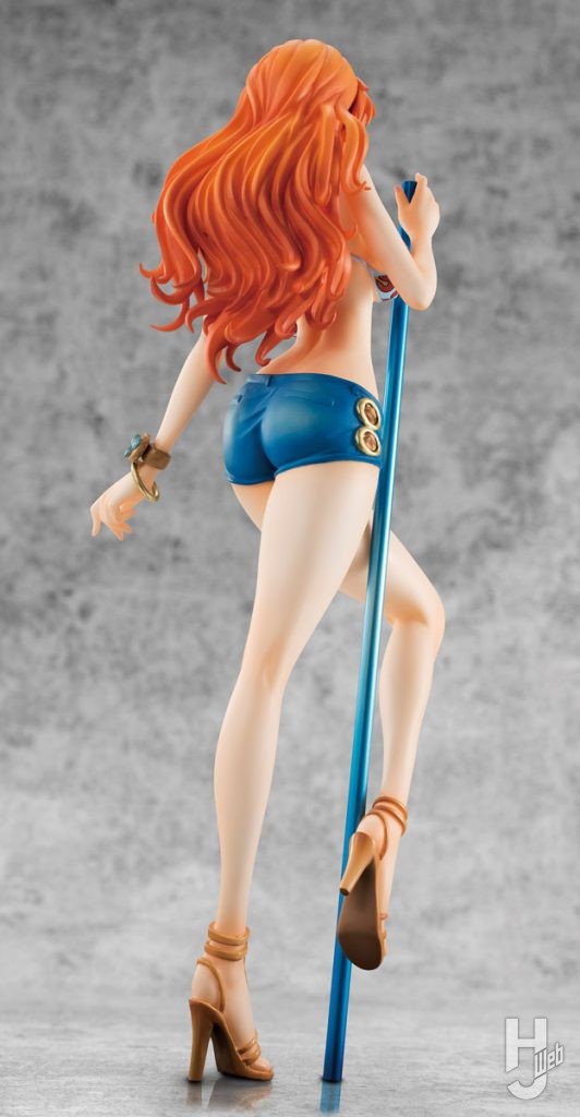 ナミのフィギュアの後ろ姿の全体画像