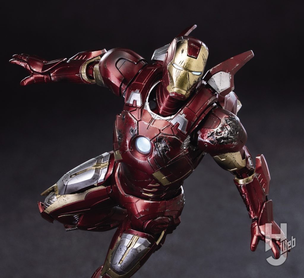 DLX アイアンマン・マーク7（バトルダメージ）のポージング画像