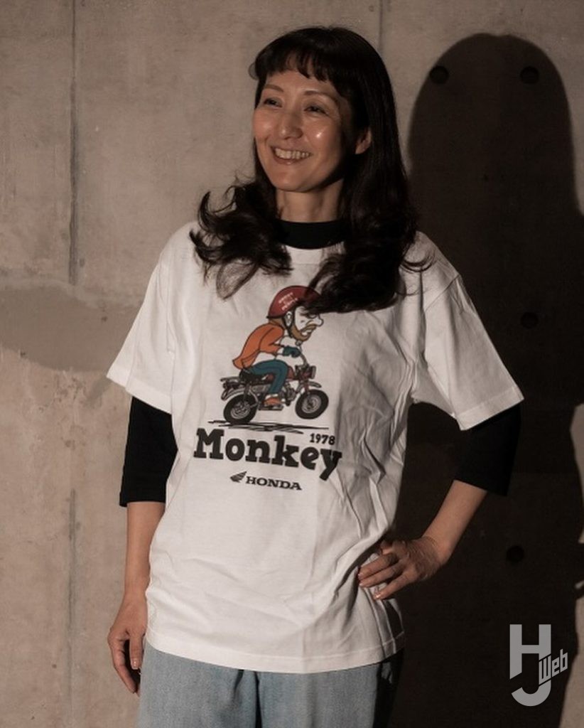 モンキーのTシャツの着用の画像