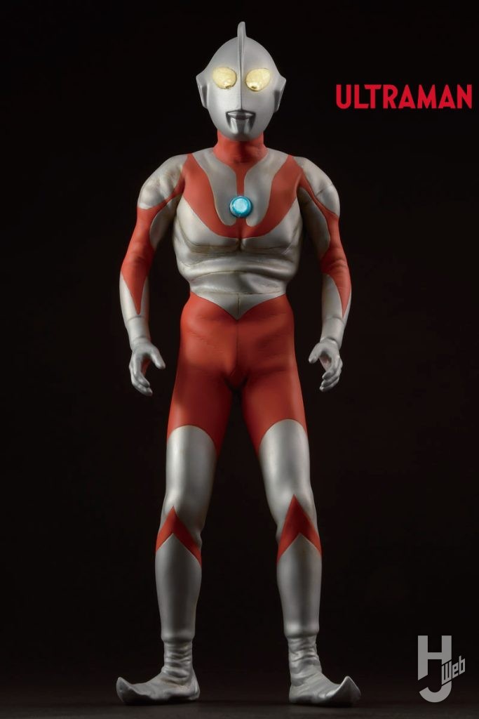 ウルトラマン（Bタイプ)
正面（目と胸のカラータイマーが光っている）