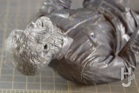 狼男　製作過程1
狼男はパーツの合わせ目とパーティングラインを丁寧に処理。接着にはランナーを細かく切ってジクロロメタンに漬けて作った速乾性の自作パテを活用