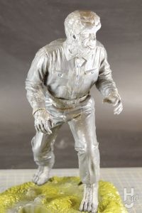 狼男　製作過程2
成型の都合で甘くなっているモールドも深く彫り直している。シャツのボタンはいったん切り取り市販パーツを埋め込み、より立体的に見えるようにしている