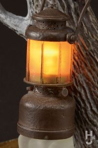 ランタンは木の枝にぶら下げ、内部に100円ショップで購入したキャンドルライトを分解して仕込み電飾