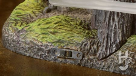 配線は木の中を通し、スイッチはベース脇に設置した