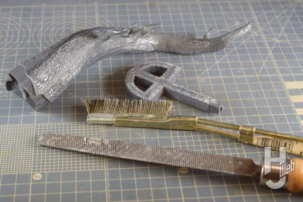 金属ヤスリやワイヤーブラシを使用した製作過程