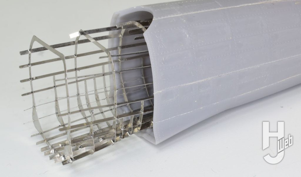 製作過程1
機体の内部には、ハセガワから発売されているスケルトンキットの胴体部分のエッチングパーツを組み立てて仕込んでいる