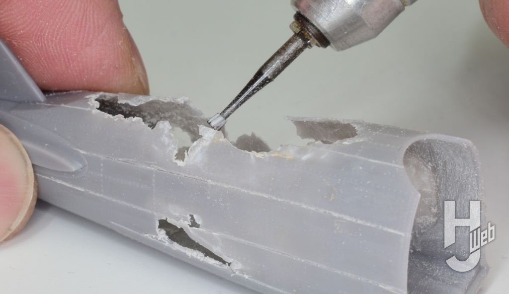 製作過程2

▲胴体は一部を切り取ったあと、フチをリューターで薄く削ると同時に外板の剥がれもランダムになるように削り取っている