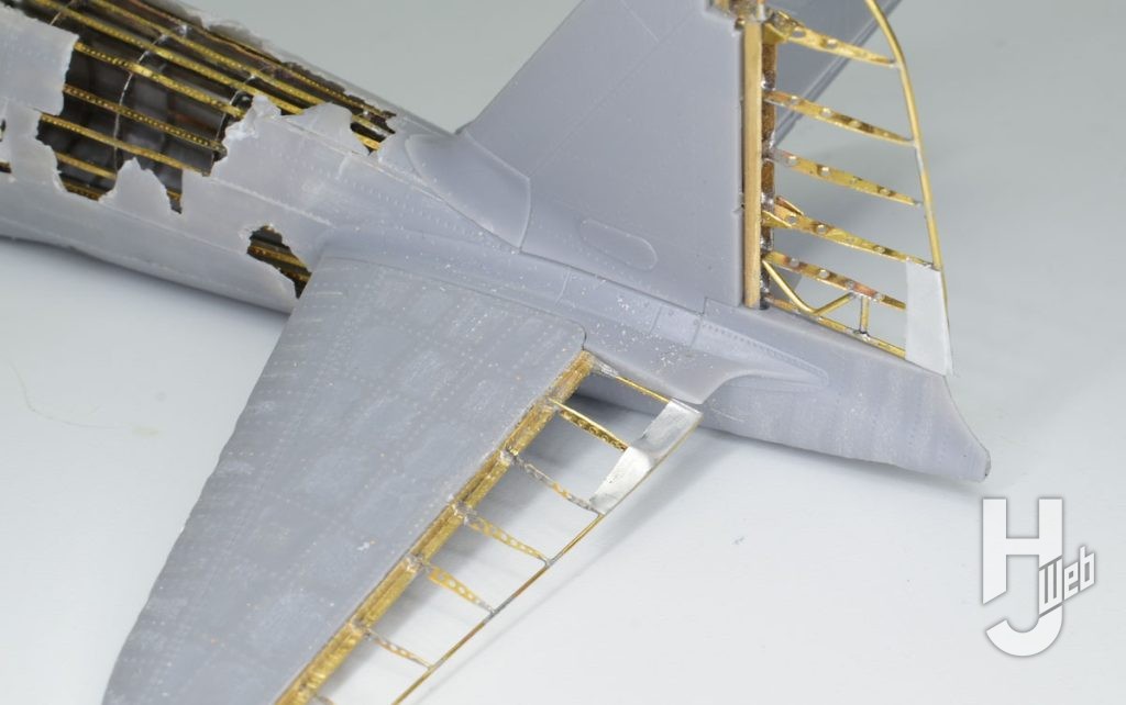 製作過程3
昇降舵、方向舵ともにキットのパーツから方眼紙に形状を写し取り、真鍮線と真鍮板を使って内部構造を製作している