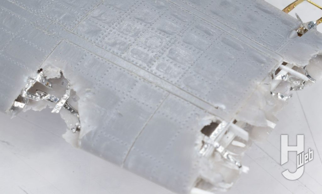 製作過程4
キットのパーツを薄く削りダメージ表現を施した翼端にエッチングパーツで作った内部構造を収めて主翼端がちぎれた表現としている