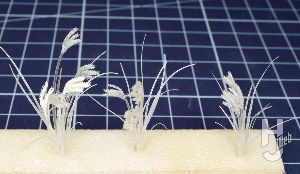 白く塗られたススキの葉も3Dプリントしたものにトレーシングペーパーで葉を加えたものを準備し、こちらもていねいにベースに植えていった